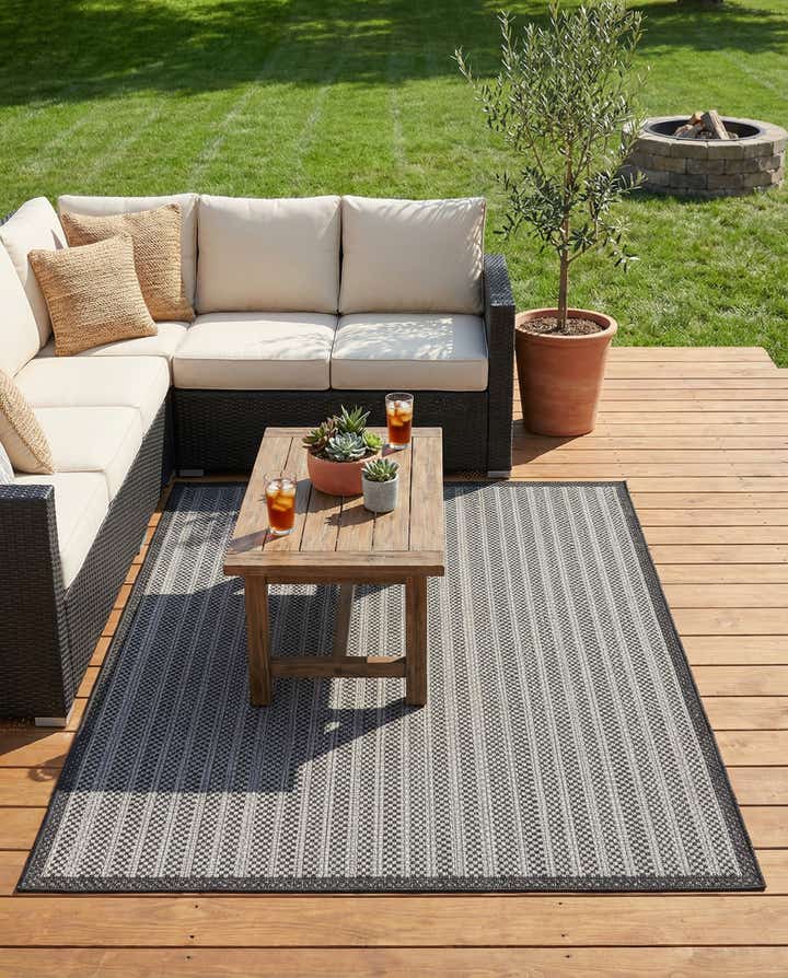 5' 3 x 8' Easy-Clean Border Indoor / Outdoor Rug