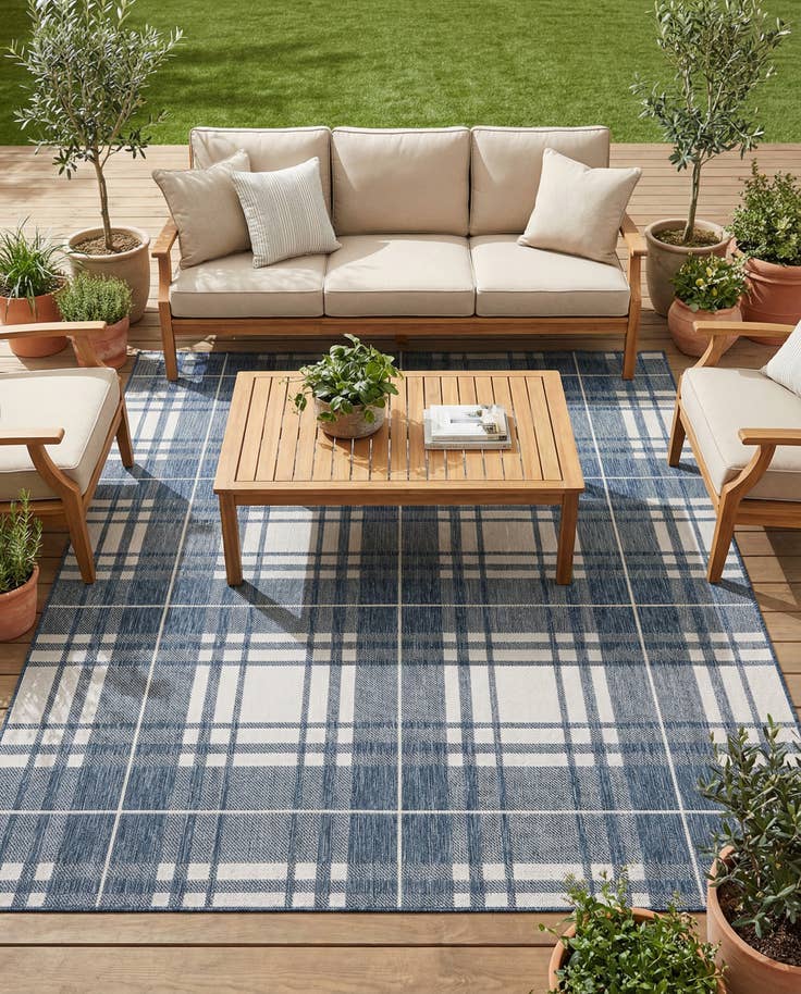 Detail image of 7' 10 x 10' Easy-Clean Checkered Indoor / Outdoor Rug