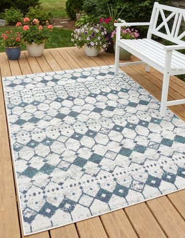 5' 3 x 8' Easy-Clean Lattice Indoor / Outdoor Rug