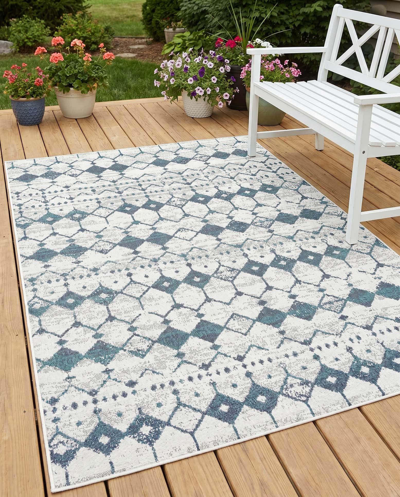 5' 3 x 8' Easy-Clean Trellis Indoor / Outdoor Rug