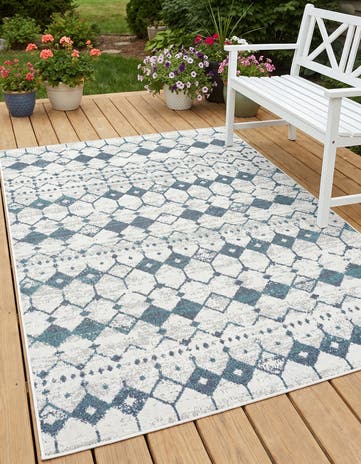 5' 3 x 8' Easy-Clean Lattice Indoor / Outdoor Rug