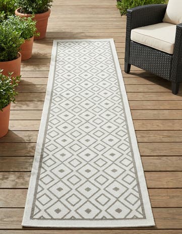 2' x 8' Easy-Clean Lattice Indoor / Outdoor Runner Rug