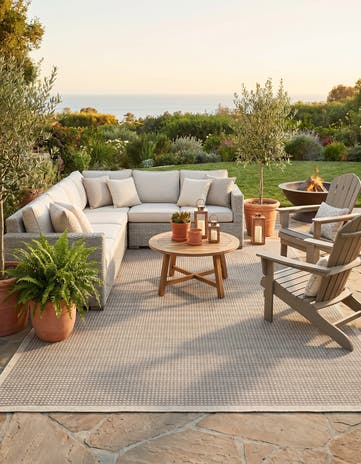 9' x 12' Easy-Clean Border Indoor / Outdoor Rug