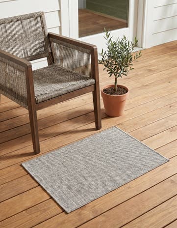 2' x 3' Easy-Clean Checkered Indoor / Outdoor Rug