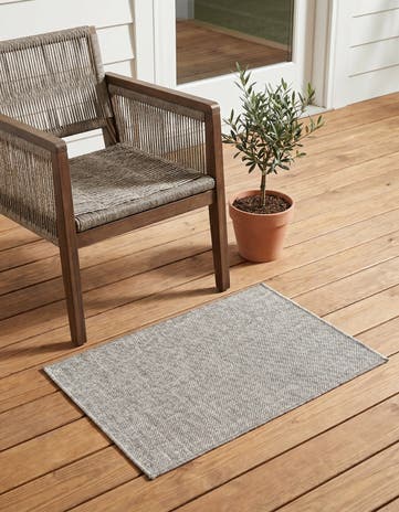 2' x 3' Easy-Clean Checkered Indoor / Outdoor Rug