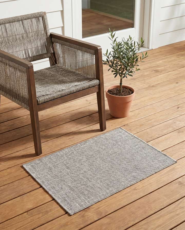 2' x 3' Easy-Clean Checkered Indoor / Outdoor Rug
