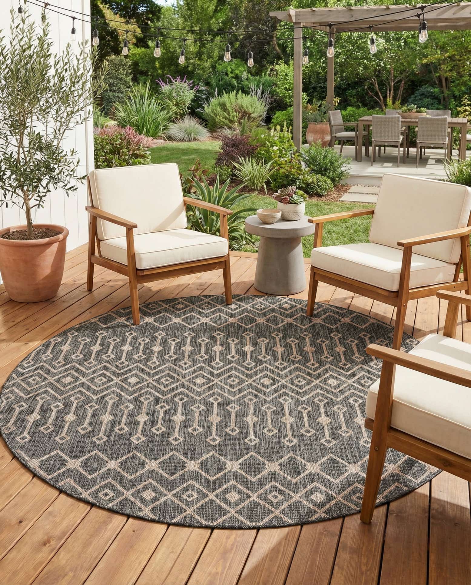 7' 10 x 7' 10 Easy-Clean Lattice Indoor / Outdoor Round Rug