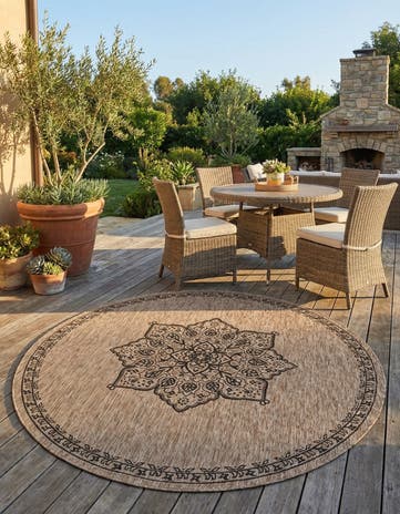 7' 10 x 7' 10 Easy-Clean Traditional Indoor / Outdoor Round Rug