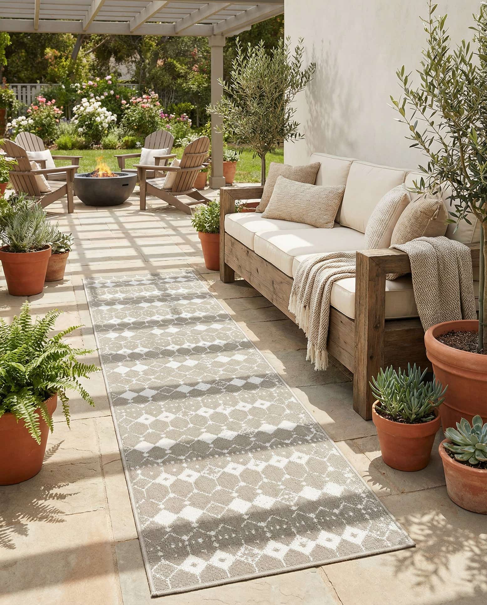 2' x 8' Easy-Clean Trellis Indoor / Outdoor Runner Rug