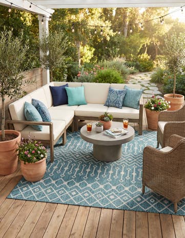 7' 10 x 7' 10 Easy-Clean Lattice Indoor / Outdoor Square Rug