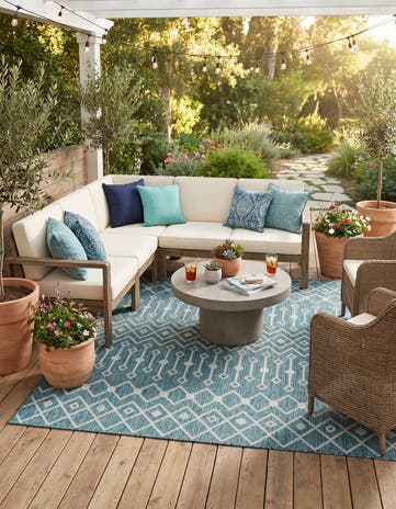 7' 10 x 7' 10 Easy-Clean Lattice Indoor / Outdoor Square Rug