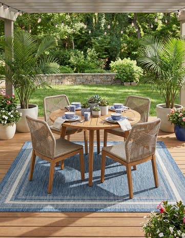 7' 10 x 7' 10 Easy-Clean Border Indoor / Outdoor Square Rug