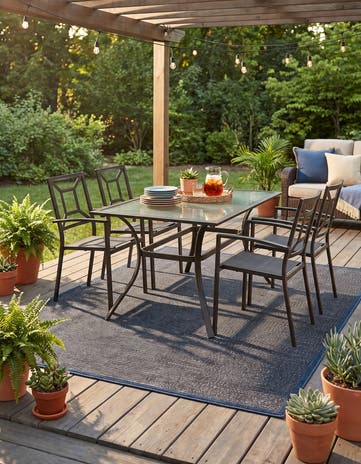 5' x 7' 7 Easy-Clean Indoor / Outdoor Rug