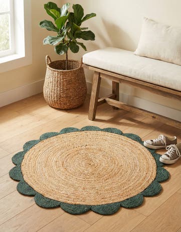 Natural and Green Handmade Scallop Braided Jute Round Rug