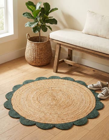 Natural and Green Handmade Scallop Braided Jute Round Rug