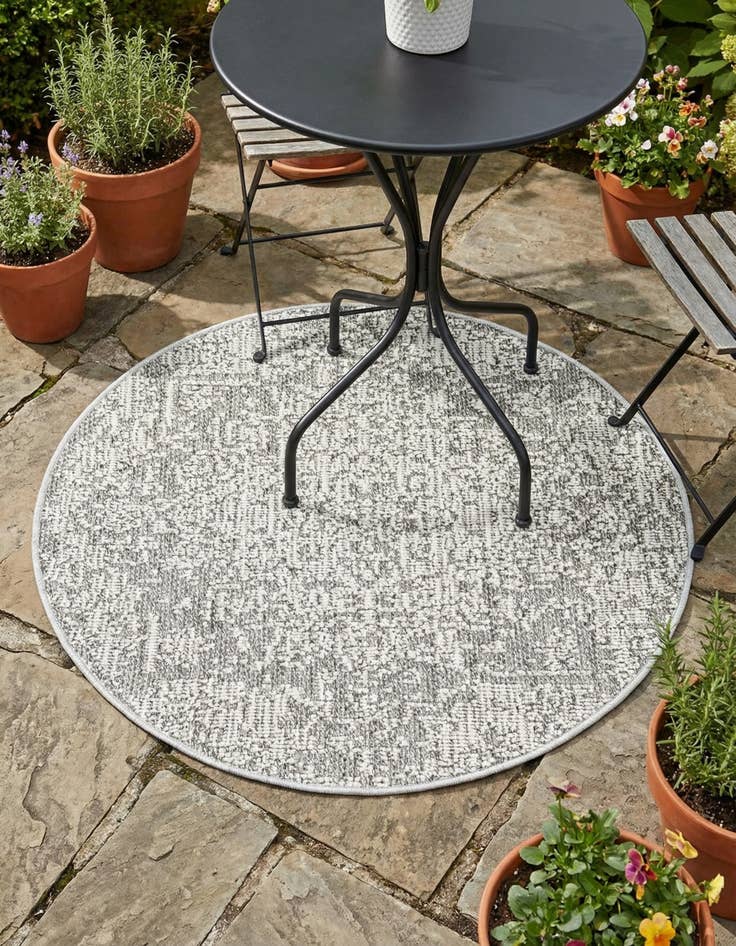 Detail image of 3' 1 x 3' 1  Washable Traditional Indoor / Outdoor Round Rug
