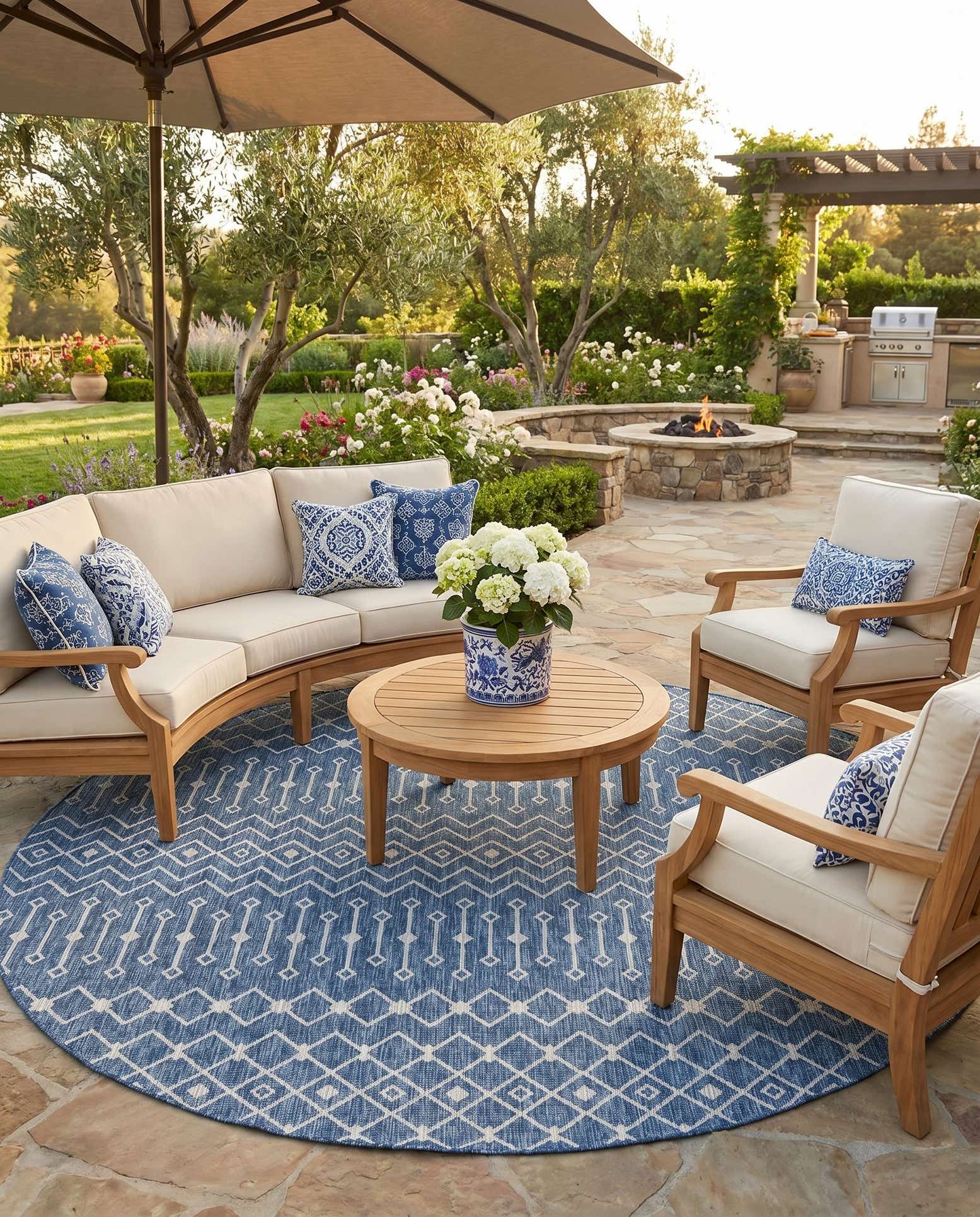 12' x 12' Easy-Clean Lattice Indoor / Outdoor Round Rug