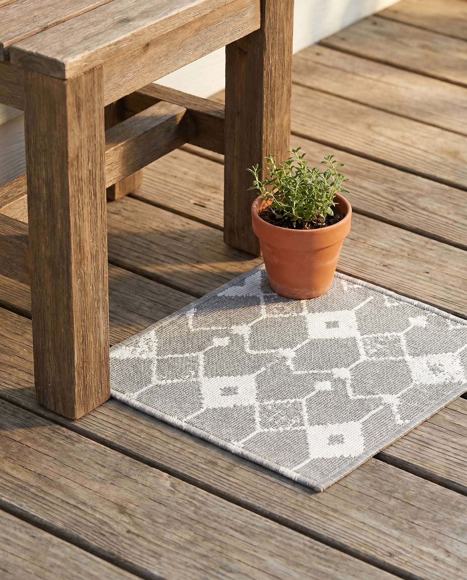 1' 3 x 1' 3 Easy-Clean Trellis Indoor / Outdoor Sample Rug