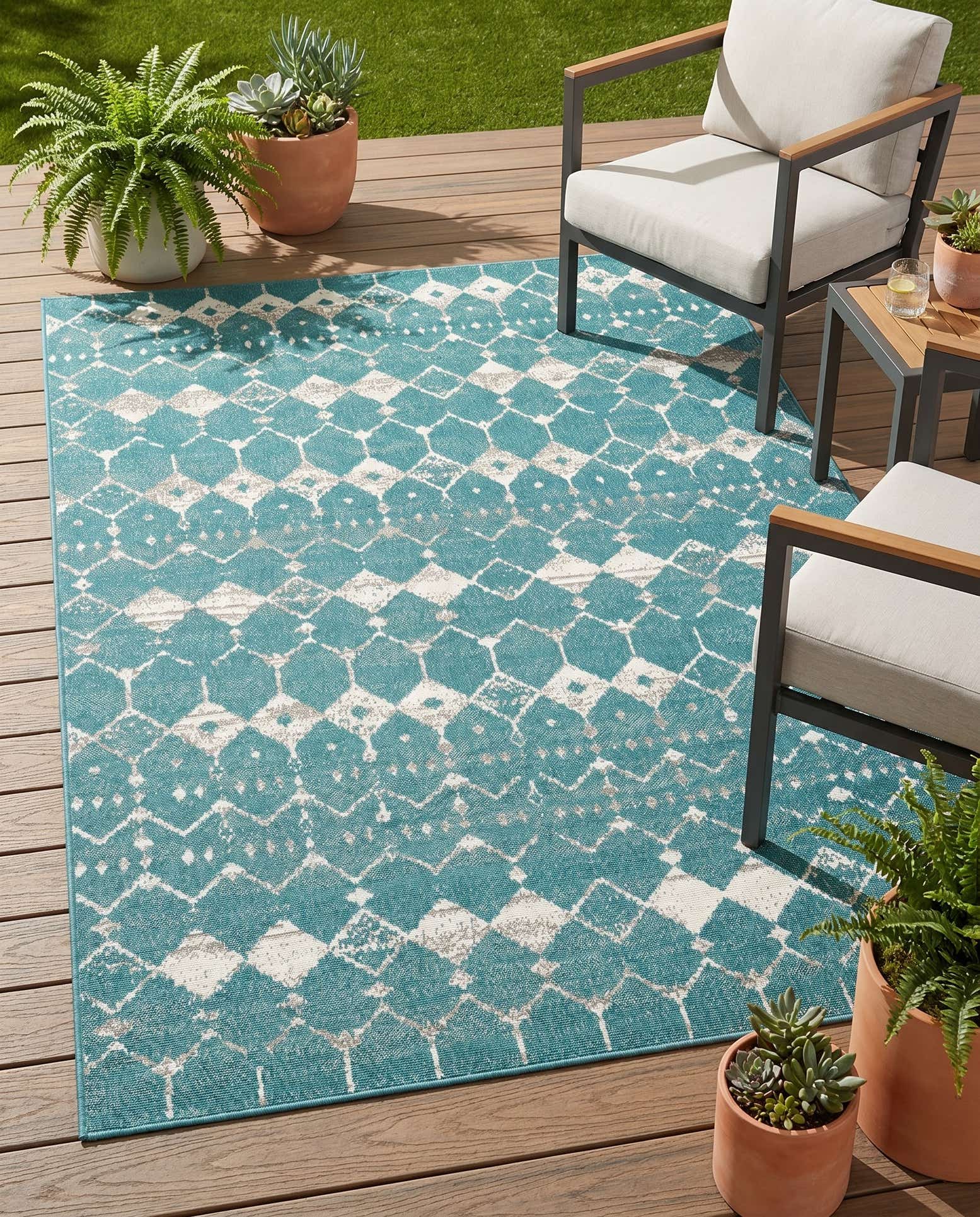 5' 3 x 8' Easy-Clean Trellis Indoor / Outdoor Rug