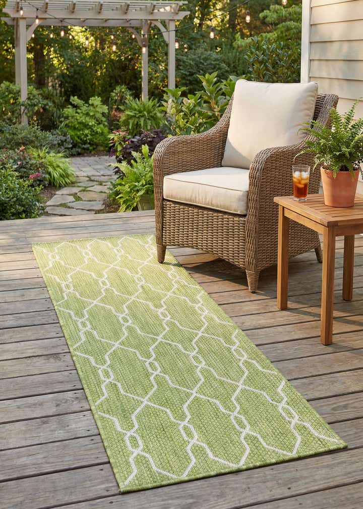 2' x 6' Easy-Clean Lattice Indoor / Outdoor Runner Rug