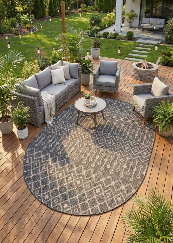 7' 10 x 10' Easy-Clean Trellis Indoor / Outdoor Oval Rug