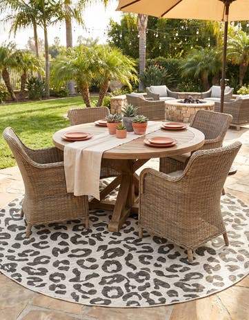 7' 10 x 7' 10 Easy-Clean Safari Indoor / Outdoor Round Rug