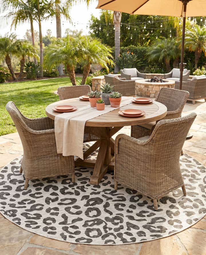 7' 10 x 7' 10 Easy-Clean Safari Indoor / Outdoor Round Rug