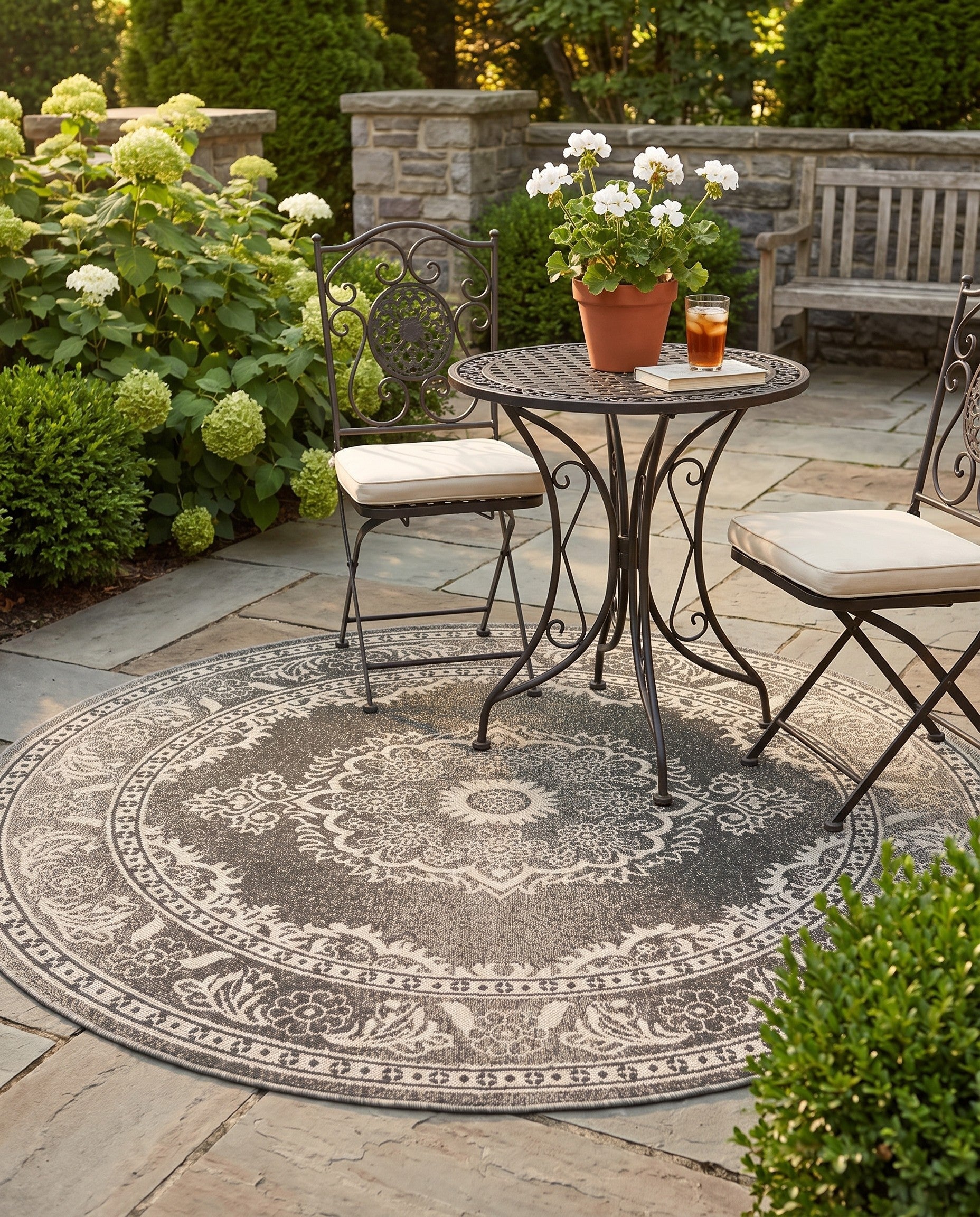 Black and White Easy-Clean Traditional Indoor / Outdoor Round Rug
