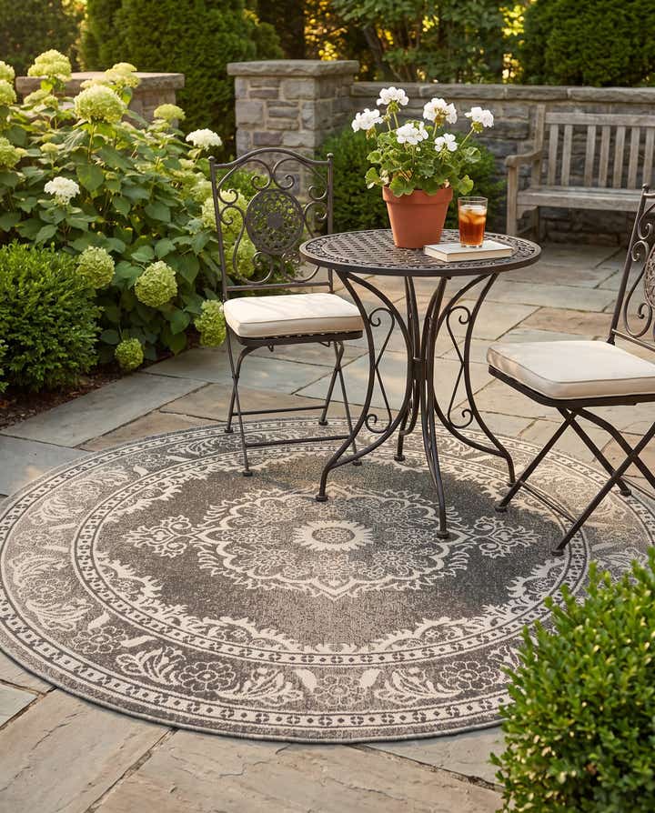 185cm x 185cm Easy-Clean Traditional Indoor / Outdoor Round Rug