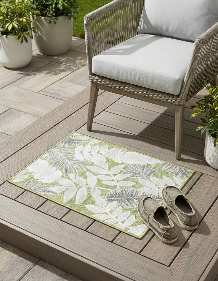 Detail image of 2' 2 x 3'  Washable Botanical Indoor / Outdoor Rug