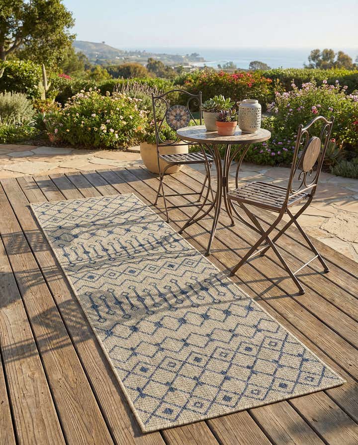 2' x 6' Easy-Clean Lattice Indoor / Outdoor Runner Rug