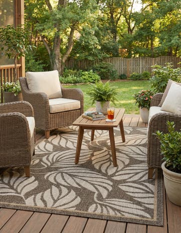 Gray Easy-Clean Botanical Indoor / Outdoor Rug