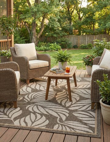 Gray Easy-Clean Botanical Indoor / Outdoor Rug