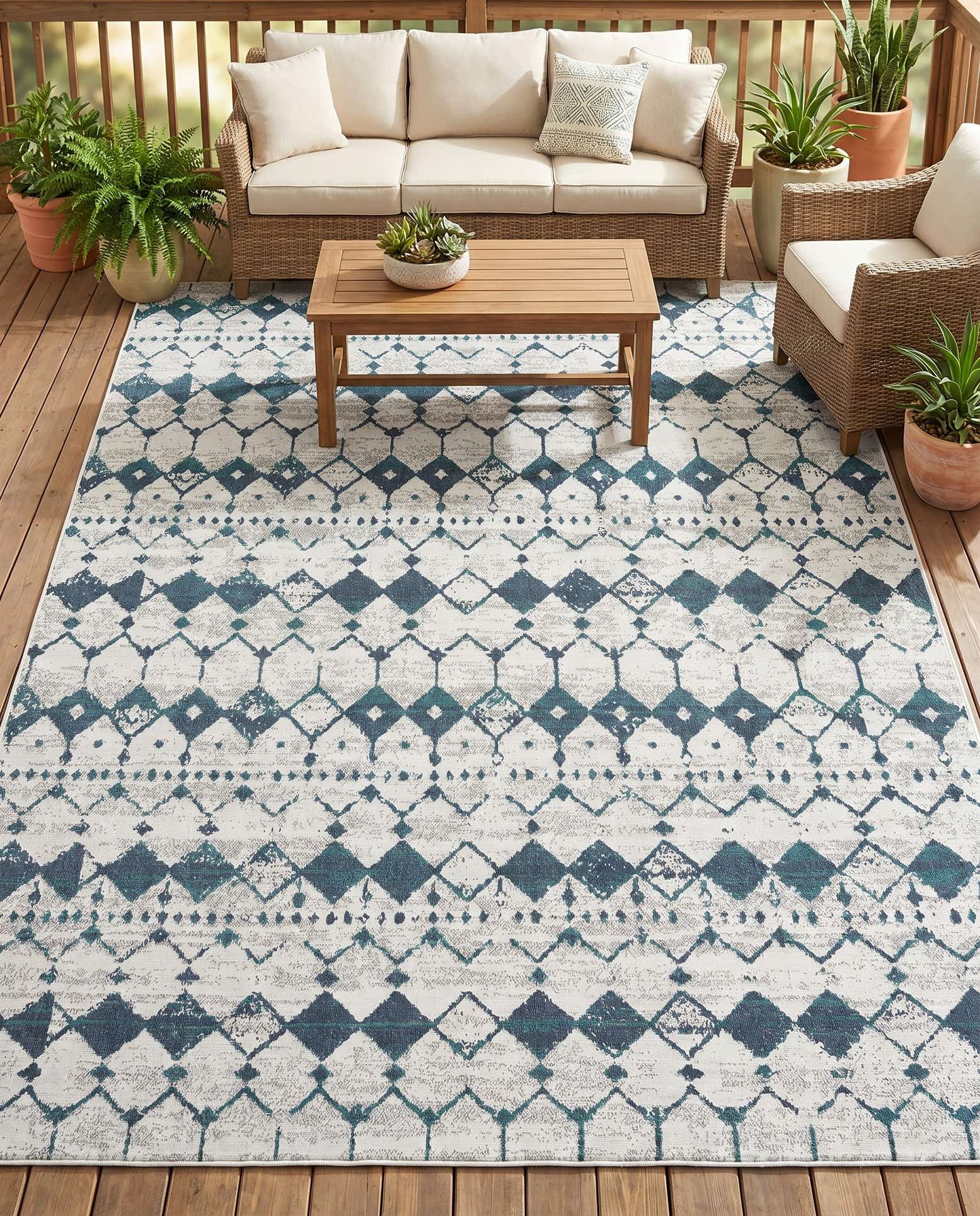 7' 10 x 10' Easy-Clean Lattice Indoor / Outdoor Rug