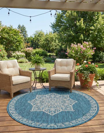 5' 3 x 5' 3 Easy-Clean Traditional Indoor / Outdoor Round Rug