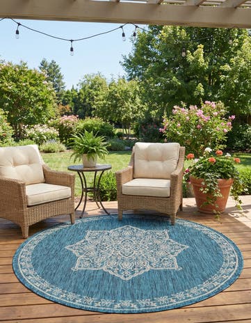 5' 3 x 5' 3 Easy-Clean Traditional Indoor / Outdoor Round Rug