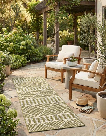 2' x 6' Easy-Clean Lattice Indoor / Outdoor Runner Rug