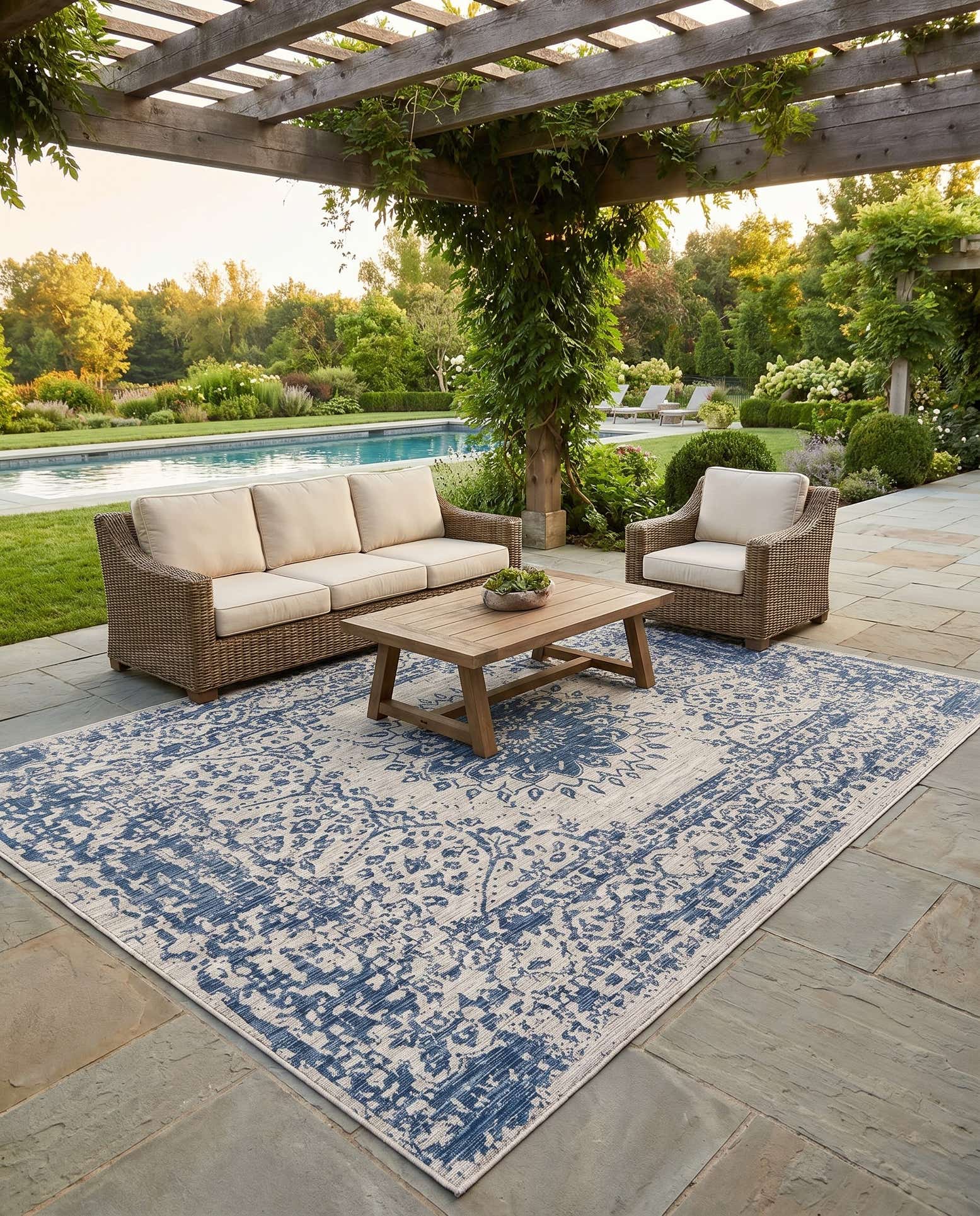9' x 12' Easy-Clean Traditional Indoor / Outdoor Rug