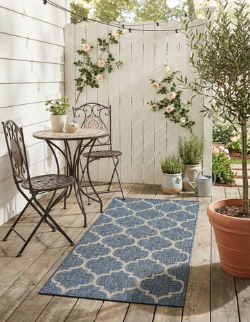 2' x 4' Easy-Clean Lattice Indoor / Outdoor Runner Rug