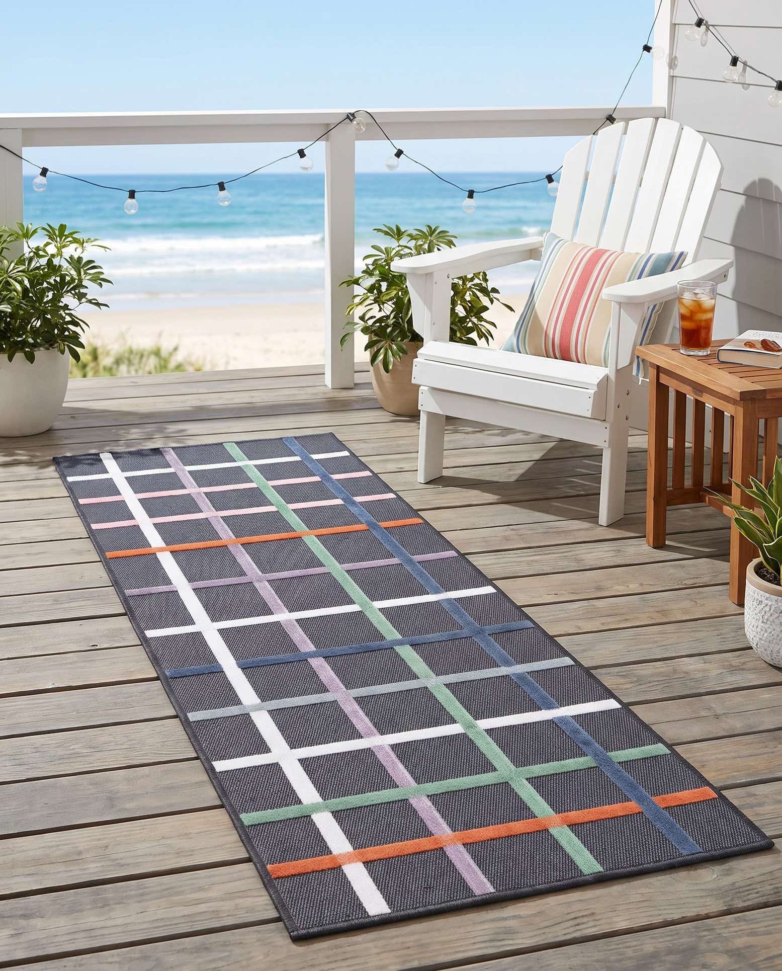 2' 2 x 5' 3 Easy-Clean Checkered Indoor / Outdoor Runner Rug