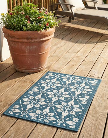 2' x 3' Easy-Clean Lattice Indoor / Outdoor Rug