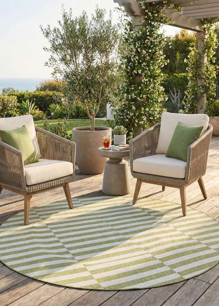 7' 10 x 7' 10 Easy-Clean Striped Indoor / Outdoor Round Rug