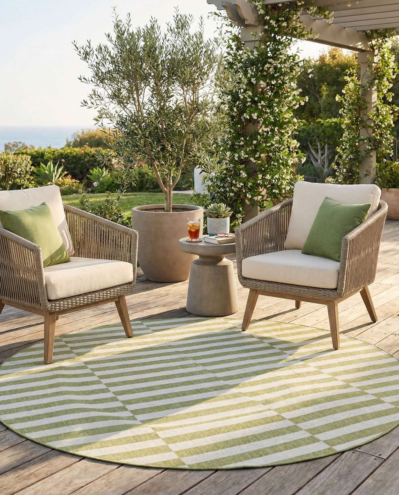 7' 10 x 7' 10 Easy-Clean Ribbon Indoor / Outdoor Round Rug
