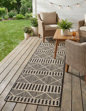 2' x 7' Easy-Clean Lattice Indoor / Outdoor Runner Rug