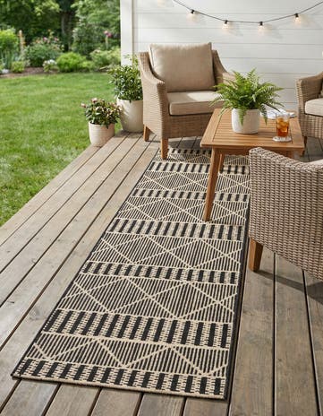 2' x 7' Easy-Clean Lattice Indoor / Outdoor Runner Rug
