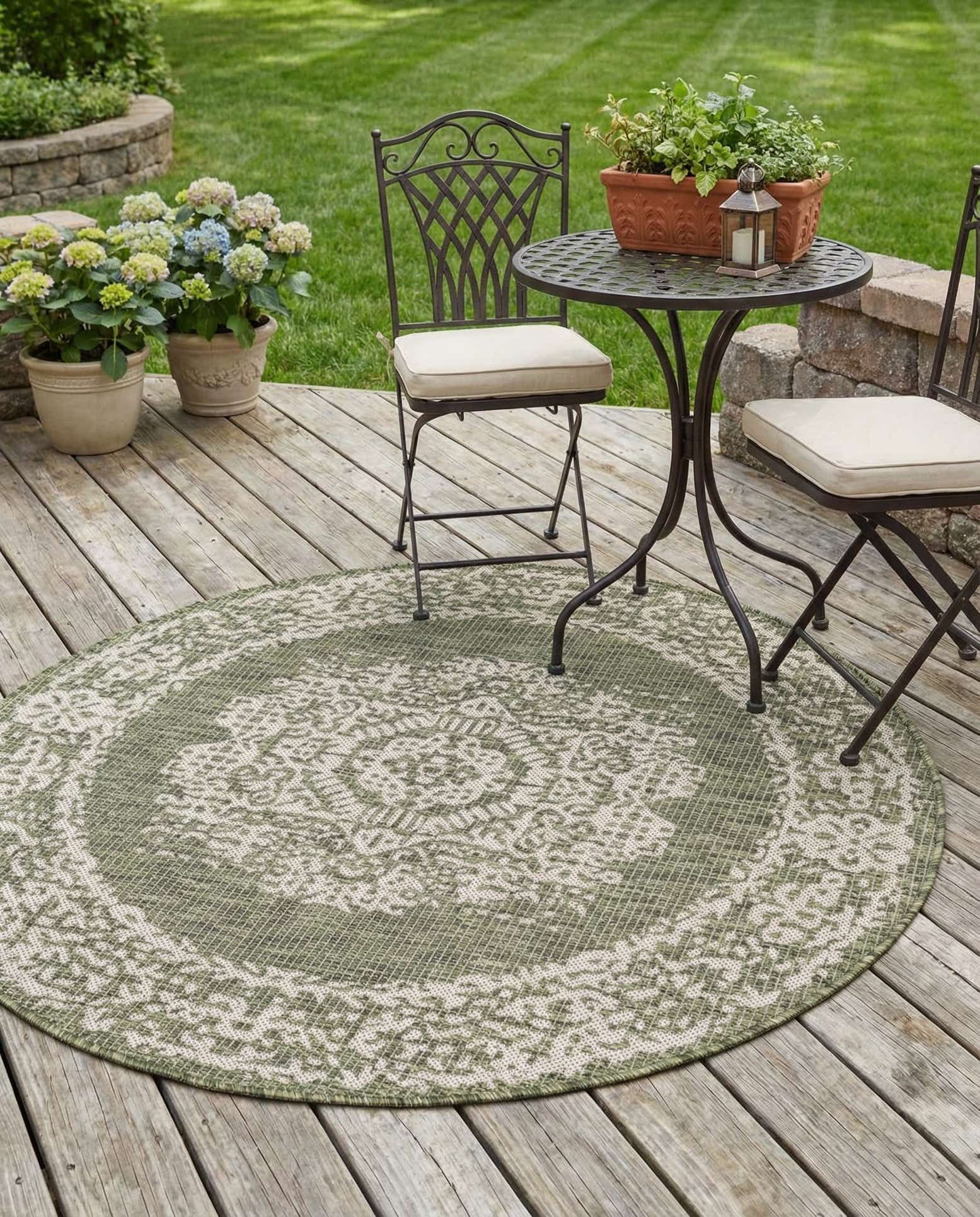 4' x 4' Easy-Clean Traditional Indoor / Outdoor Round Rug