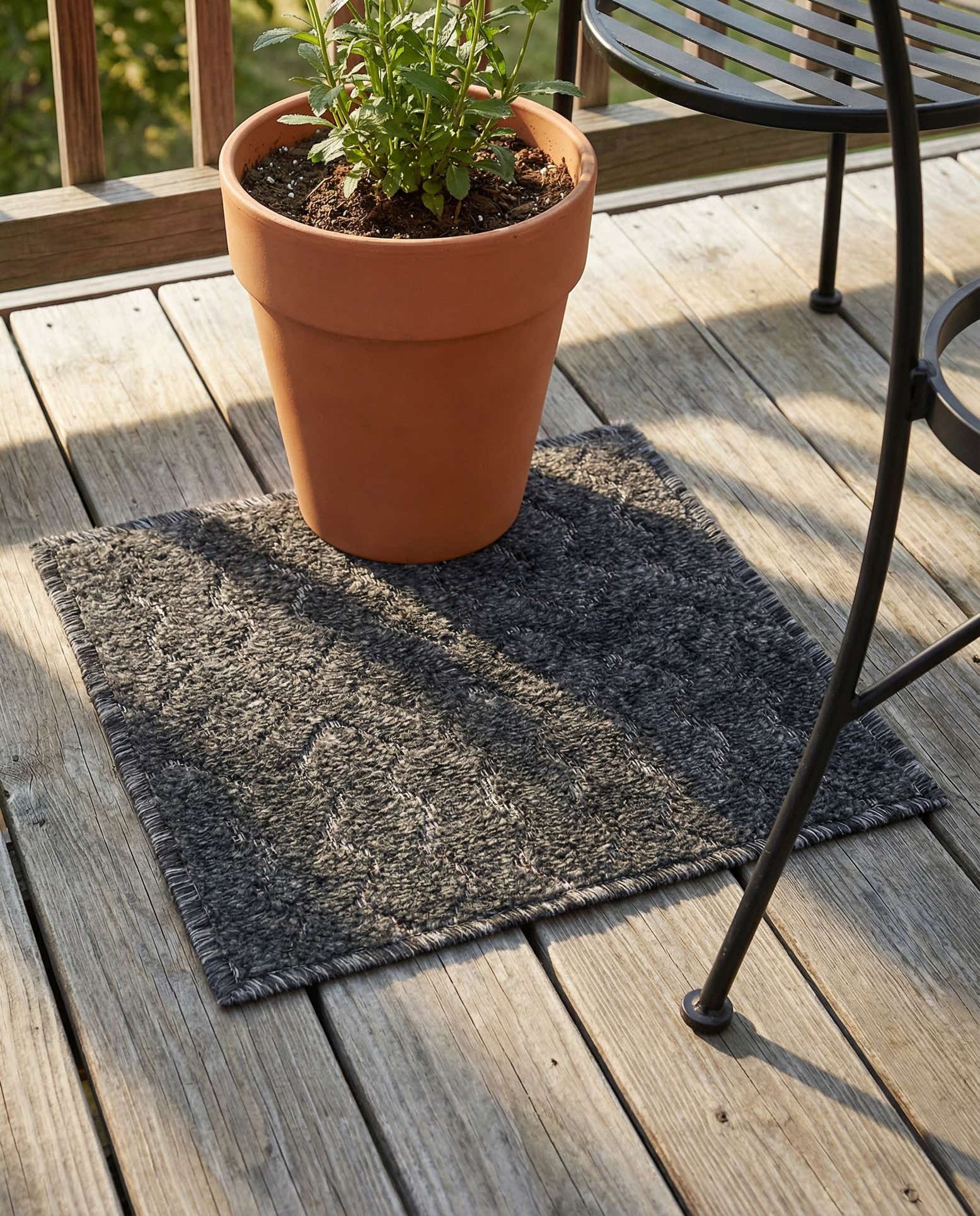 1' 4 x 1' 4 Easy-Clean Trellis Textured Indoor / Outdoor Sample Rug