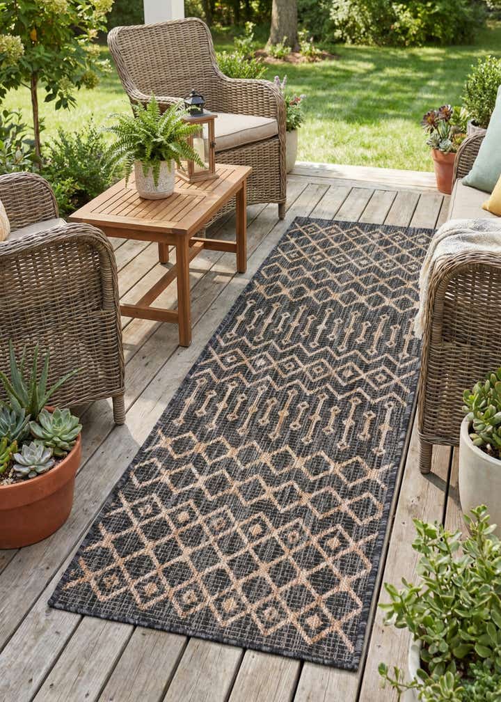 2' x 6' Easy-Clean Lattice Indoor / Outdoor Runner Rug