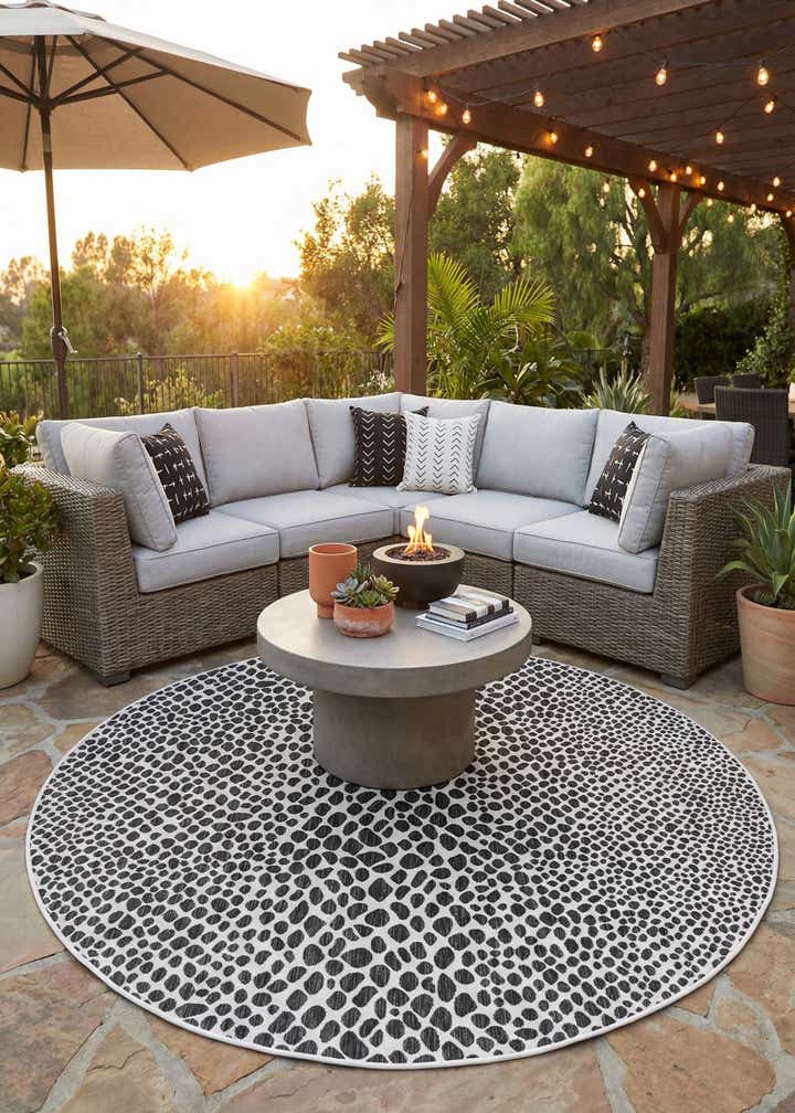 7' 10 x 7' 10 Easy-Clean Jill Zarin Cape Town Indoor / Outdoor Round Rug