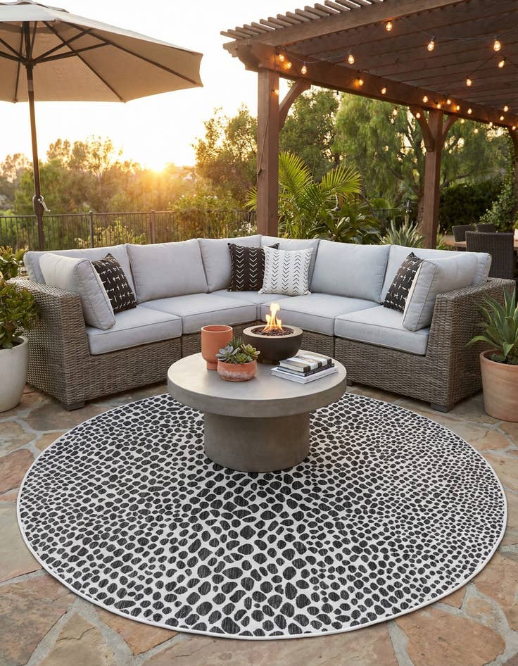 Detail image of 7' 10 x 7' 10 Easy-Clean Jill Zarin Cape Town Indoor / Outdoor Round Rug
